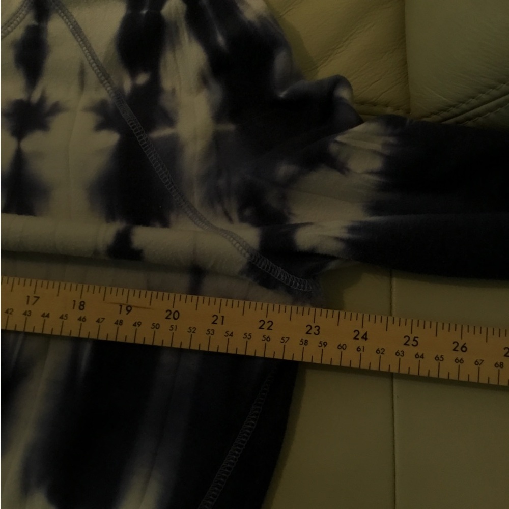 GREEN TEA Size XL Sweatshirt, blue and white tie-dye long sleeve, Crewneck. - Picture 5 of 6